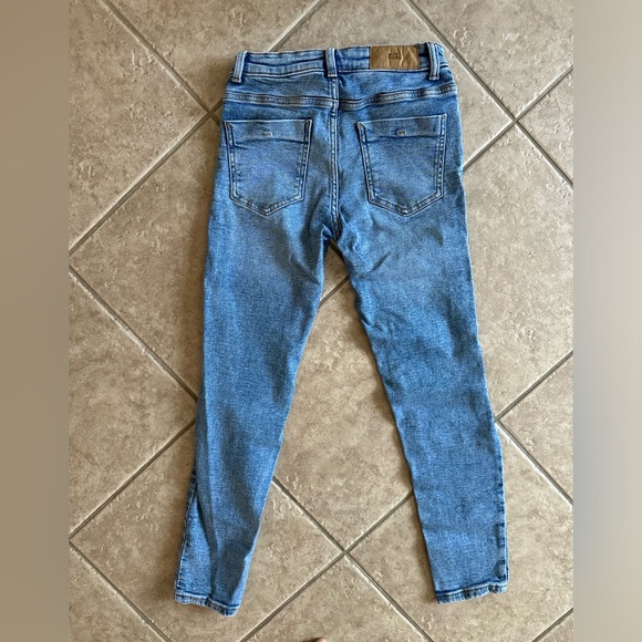 ZARA Light-Wash Blue Mom Jeans | Mid-Rise - Picture 4 of 5